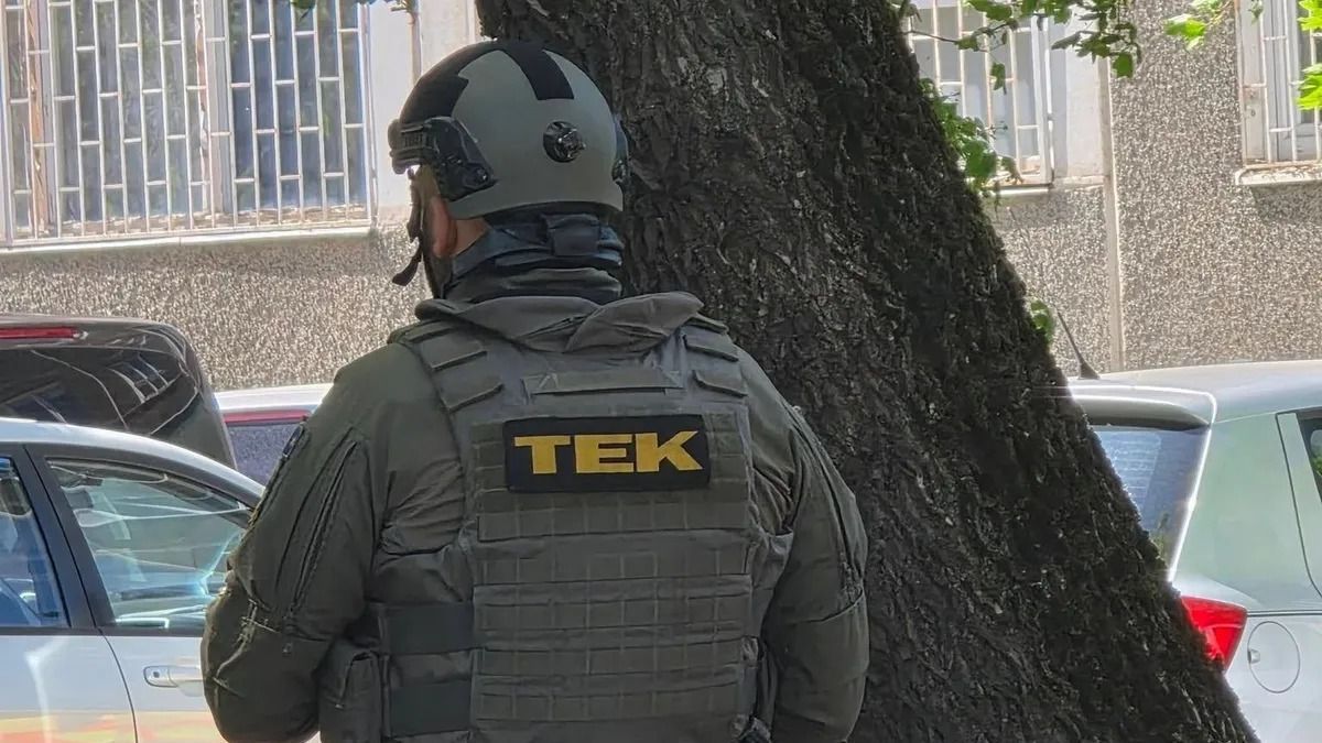 Túszdráma az Etele úton: mesterlövészek és a TEK vették körbe a kelenföldi társasházat