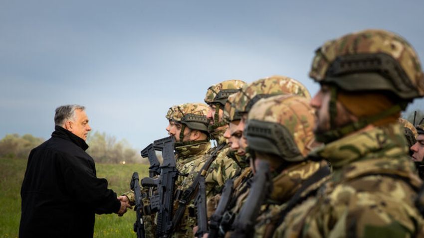 Orbán Viktor szemlét tartott a gázvezetéket védő katonáknál