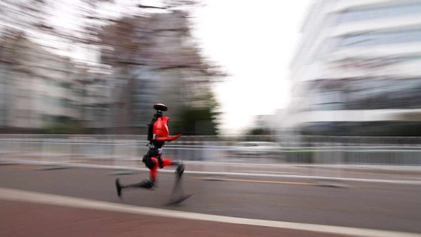 Emberi világcsúcsot döntött meg egy humanoid robot a pekingi félmaratonon