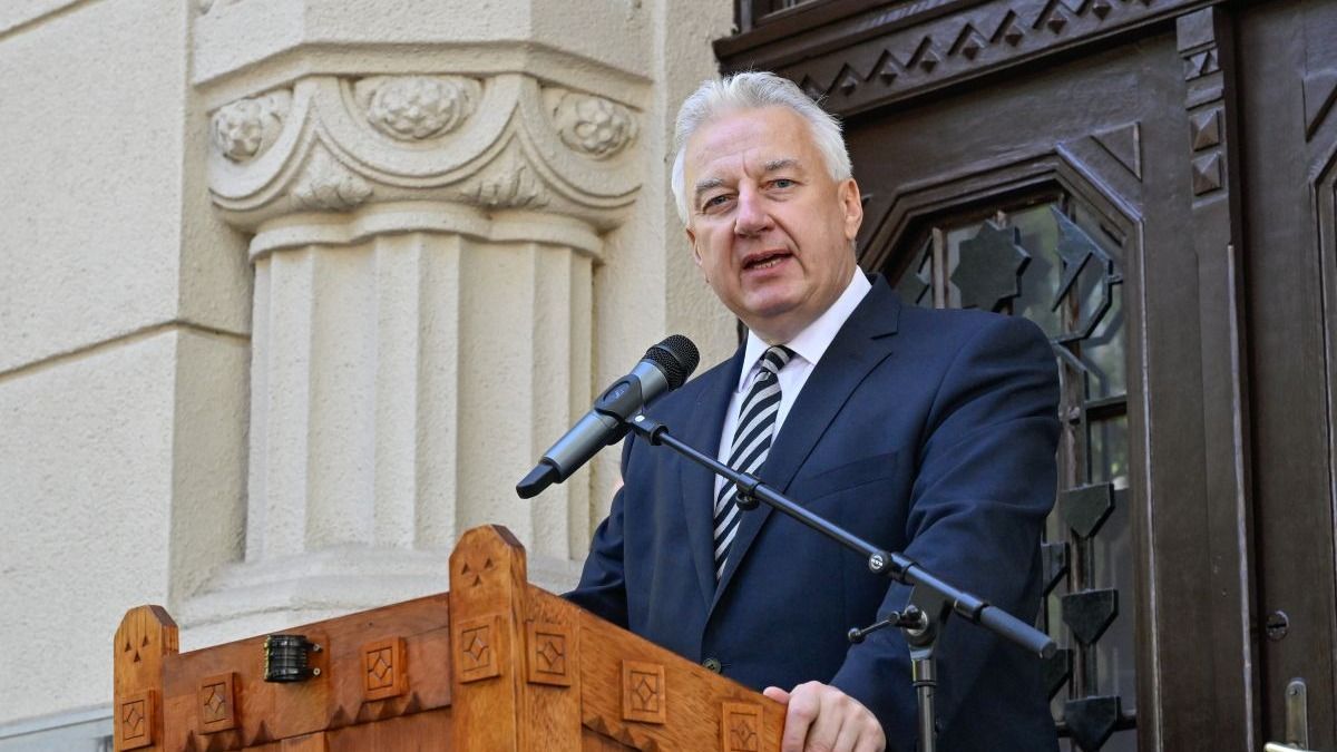 „Prédikációi egyszerre ragadták meg az értelmünket, és gyújtották lángra a szívünket” – Hegedűs Loránt református püspökre emlékeztek