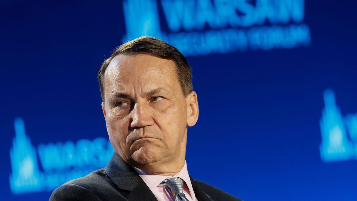 Hanyag elegancia: Szijjártó Péter két mondattal döngölte földbe az Orbán Viktort provokáló lengyel külügyminisztert