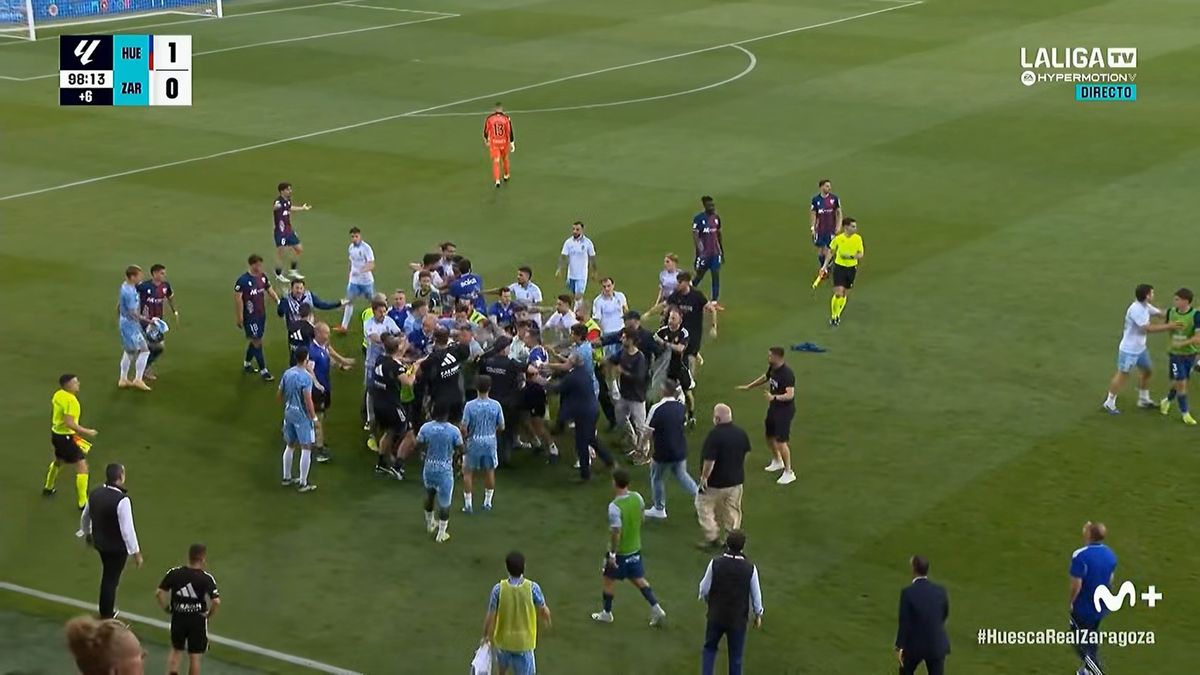 Brutális tömegverekedés: elszabadult a pokol a pályán egy őrült miatt (VIDEÓ)