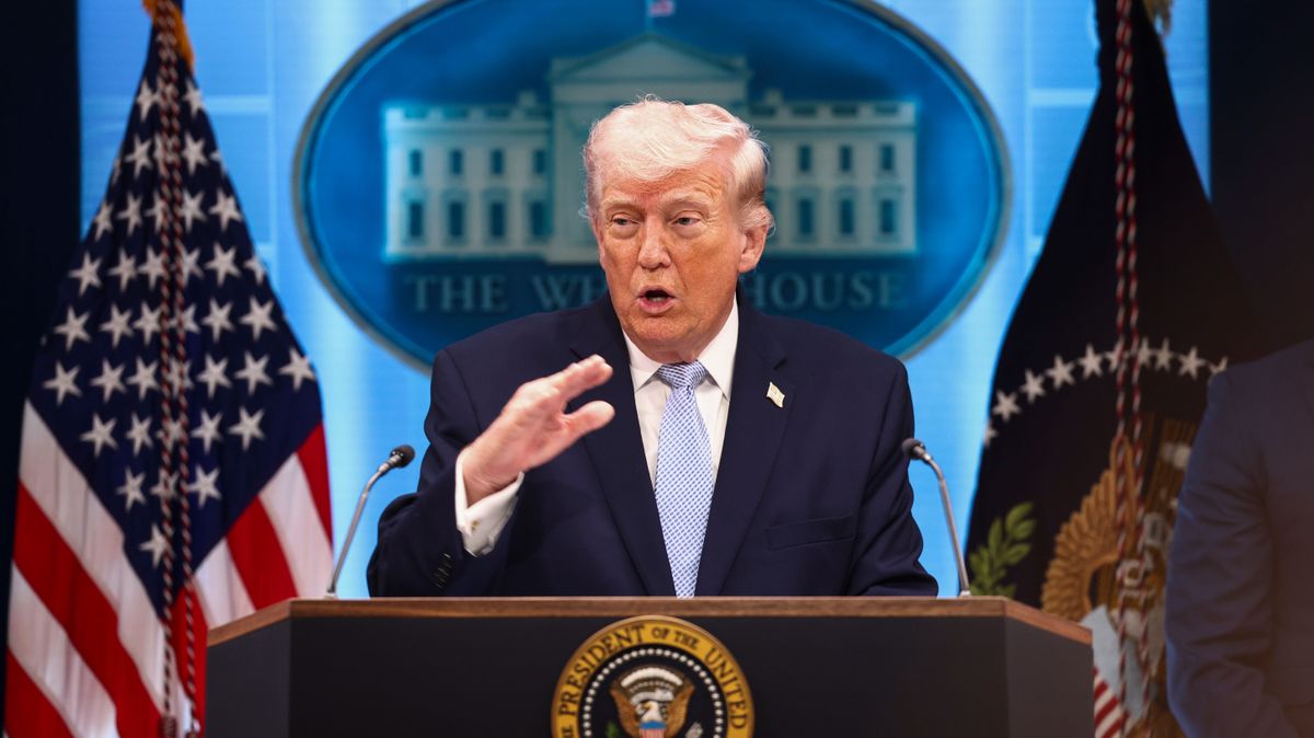 Trump elengedte a békét Iránnal: „Rengeteg bomba kezd el hullani”