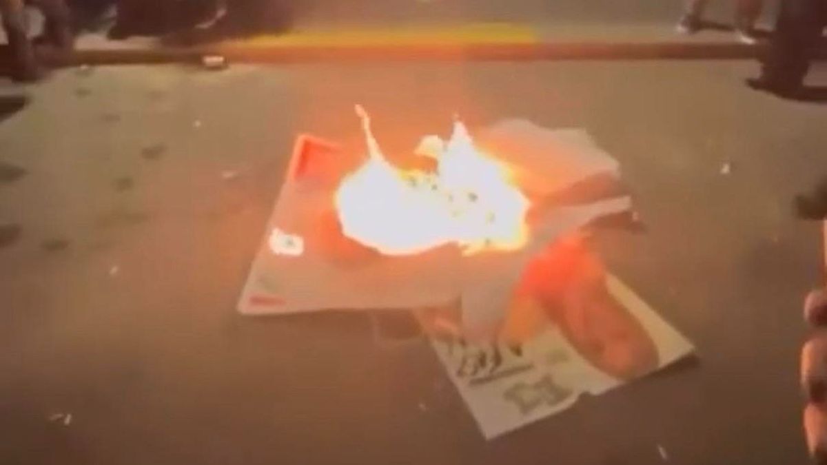 Rendszerbontó nagykoncert: a heremutogatás után fideszes választási plakátokat égettek a Magyar Pétert támogató fiatalok (VIDEÓ)