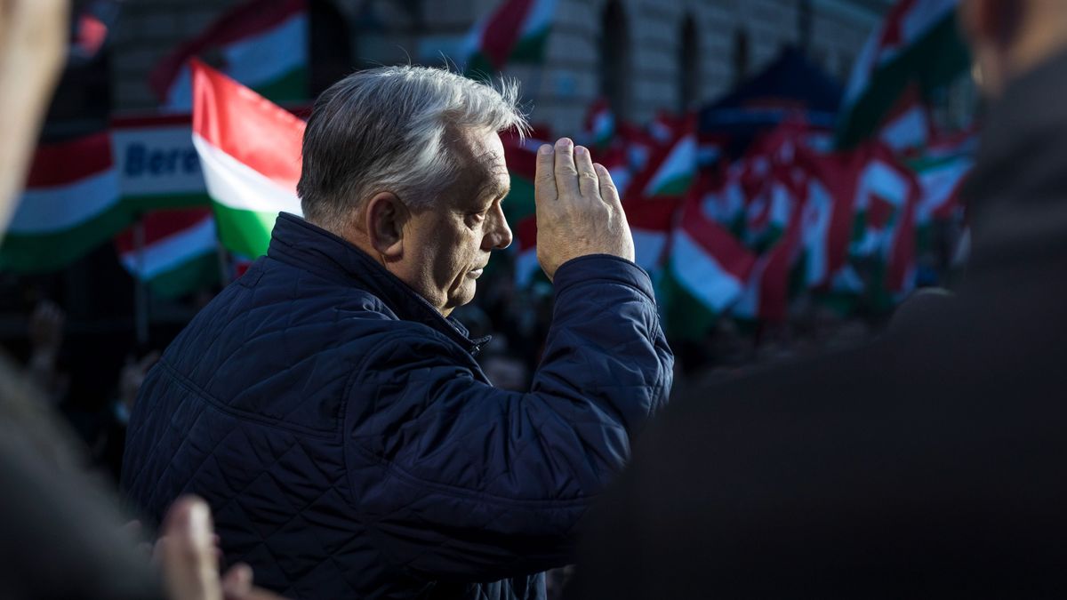 Még mindig tart a lendület: Orbán Viktor vidéki országjárásának utolsó helyszínén is rengetegen várták a miniszterelnököt