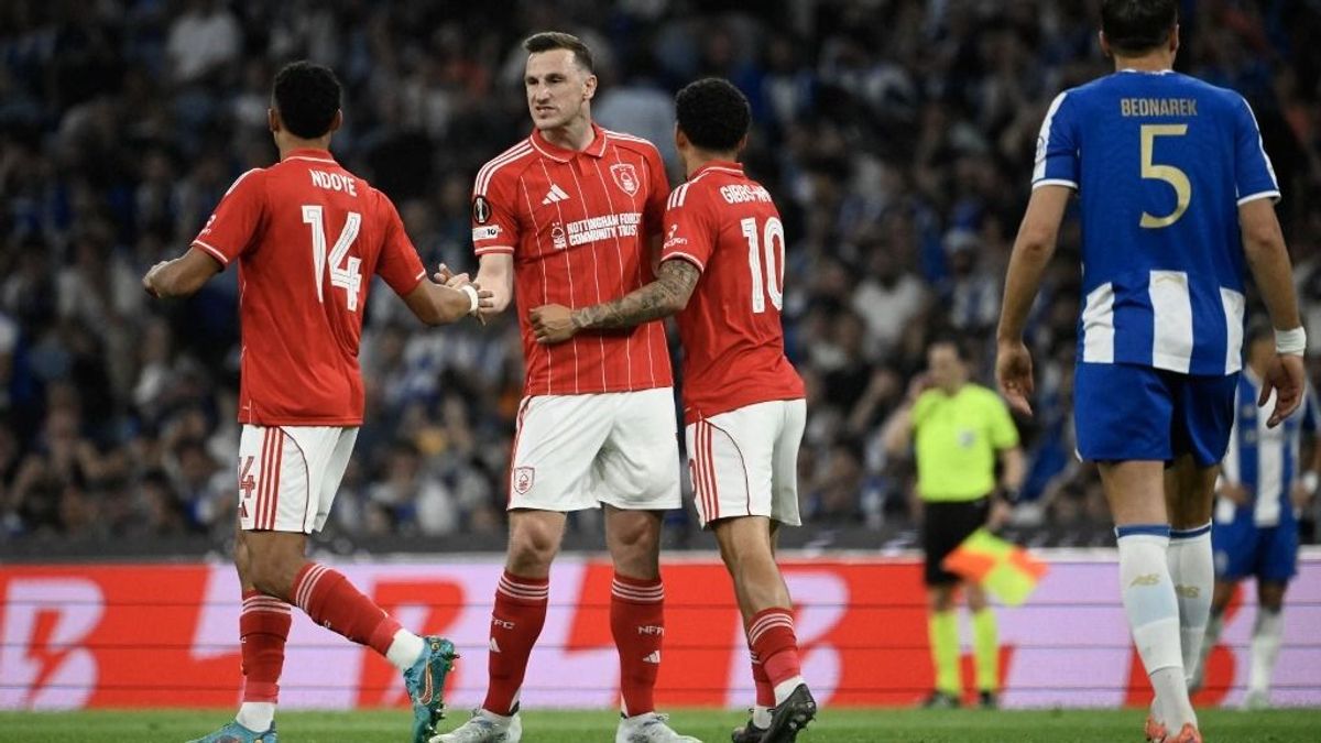 Nem lehet 40 méterről öngólt rúgni, ugye? Fogd meg a söröm! (VIDEÓ)