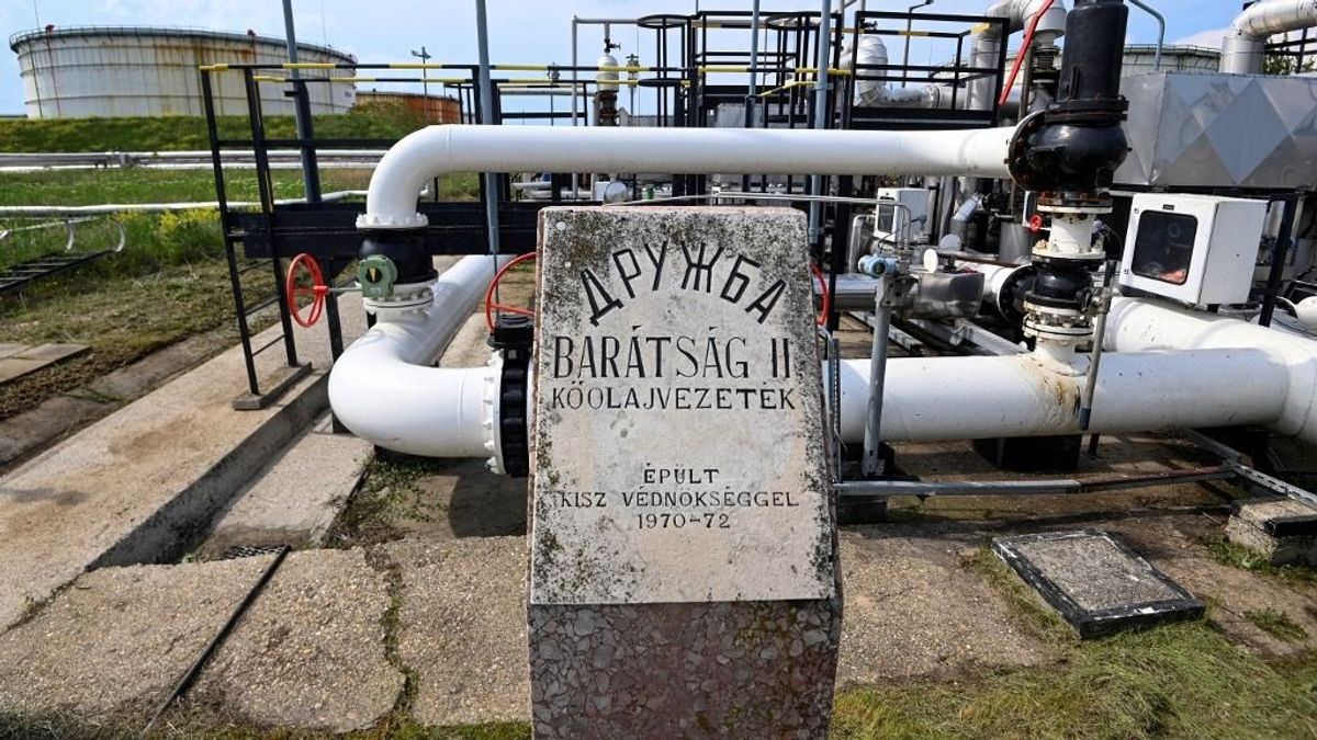 A 444 megkezdte a Tisza titkos tervének előkészítését: cifrábbnál cifrább vádakkal támadták a védett üzemanyagárak rendszerét