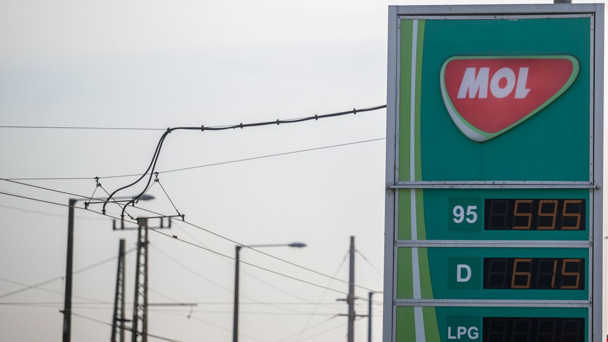 Kőkemény üzenet Brüsszelnek: bármivel zsarolnak, a kormány megvédi az 595 forintos benzinárat!