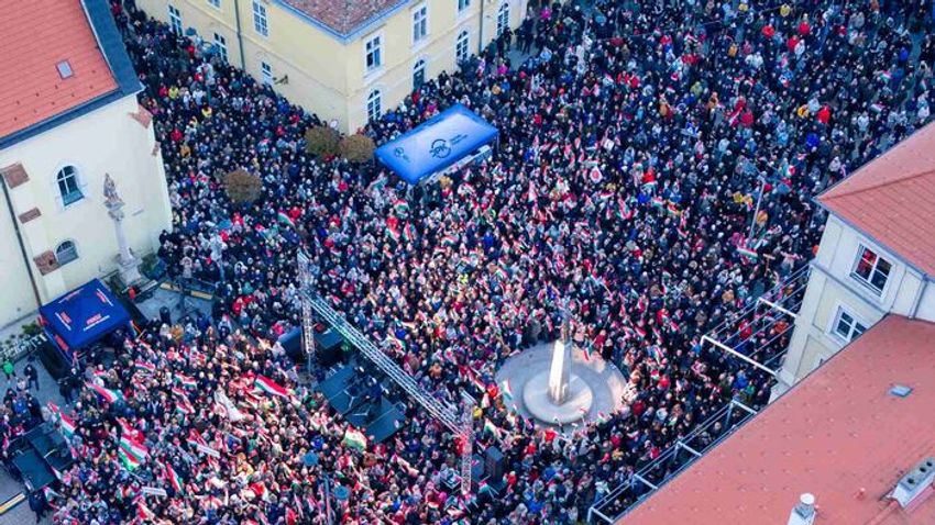 Nagycsütörtöki nagygyűlés – óriási tömeg hallgatta Orbán Viktort Szombathelyen