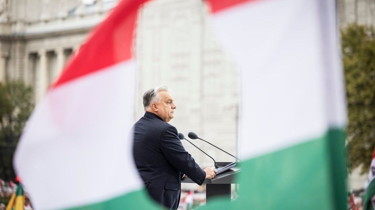 56-os veteránok álltak ki Orbán Viktor mellett