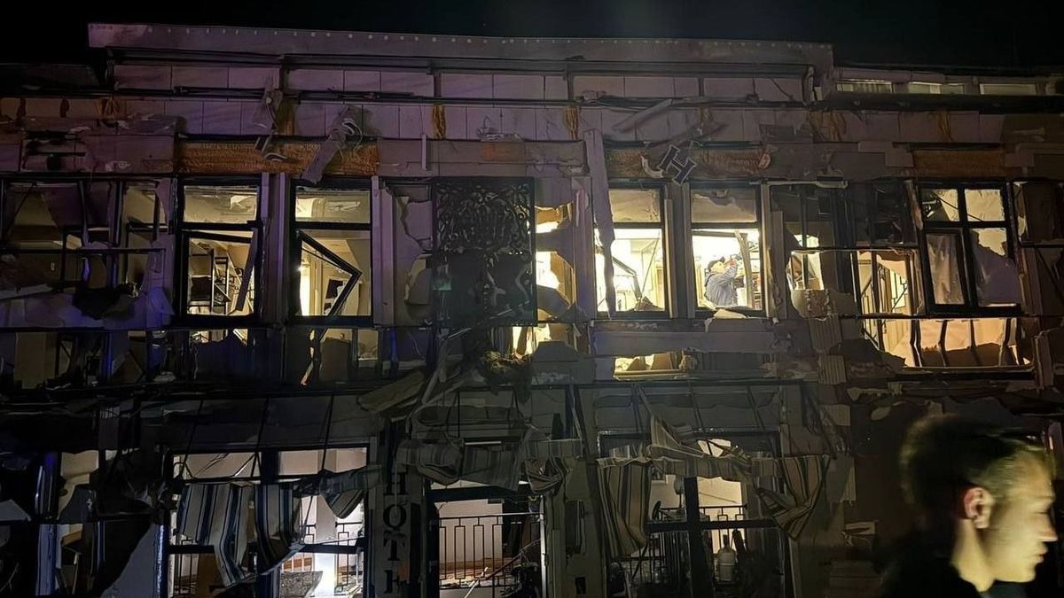 Kegyetlen ostrom alá vette Ukrajnát az orosz drónhadsereg – egy szállodát is szétlőttek (VIDEÓ)