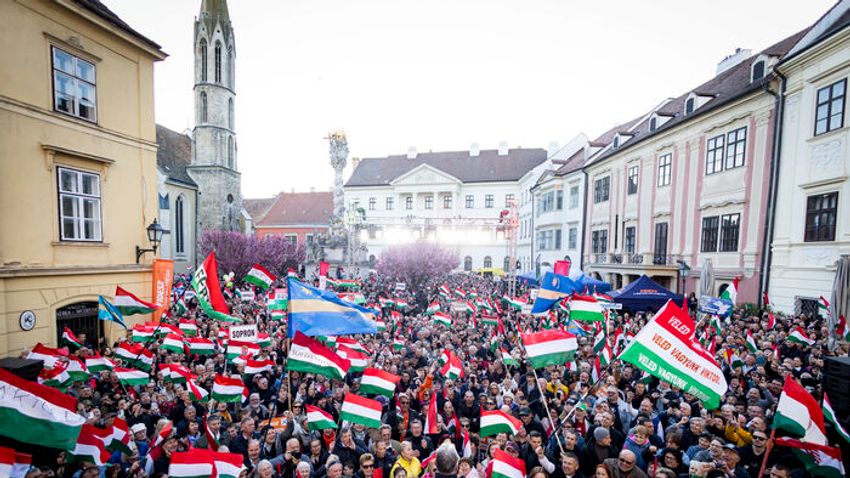Sopronban is óriási tömeg fogadta Orbán Viktort – elindult a kampányhajrá