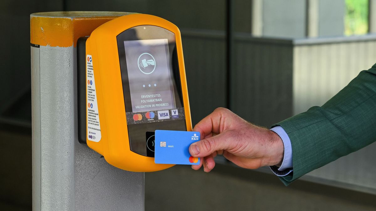 Szintet lépett a budapesti tömegközlekedés – már egy érintés is elég a metrón, és már utazhatunk is