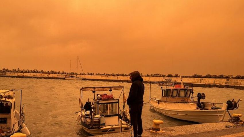 A szaharai por vörösre festette az eget Kréta felett