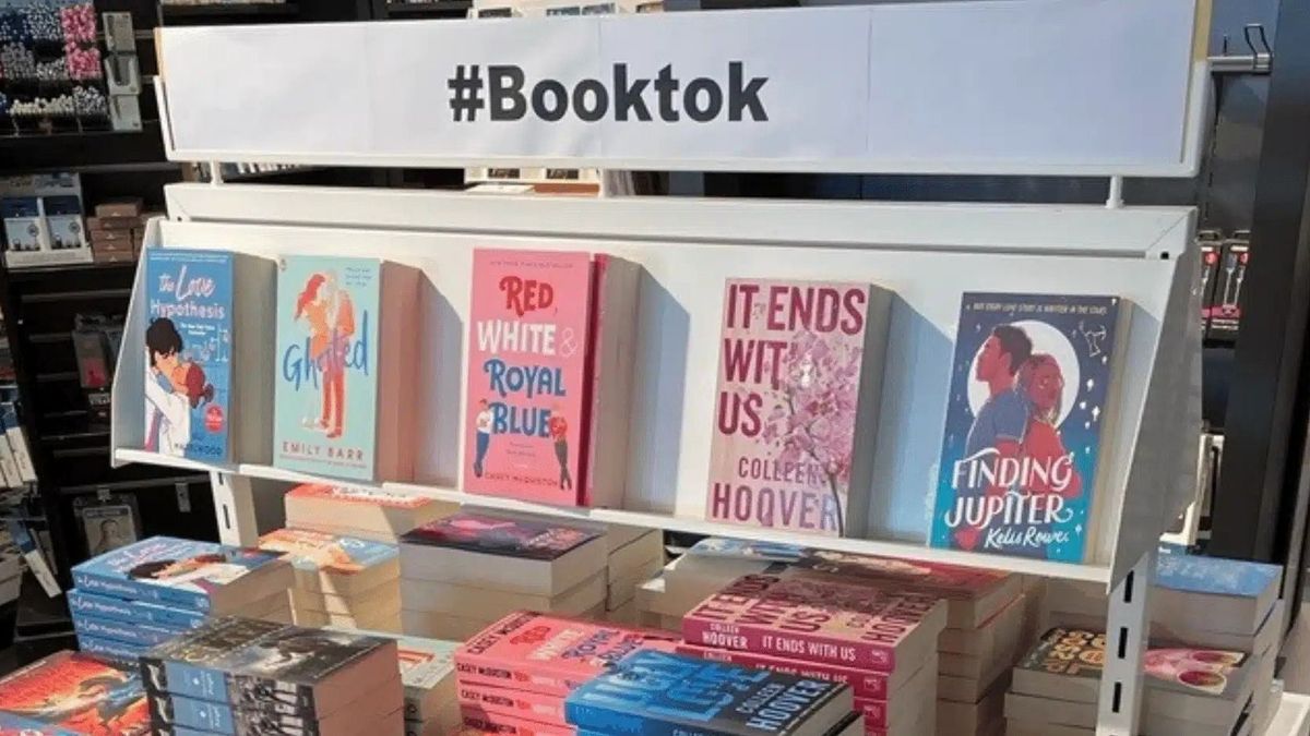 Hashtag BookTok és száznegyvenmilliárd kattintás – a könyvek megmentői a pár másodperces videók lesznek?