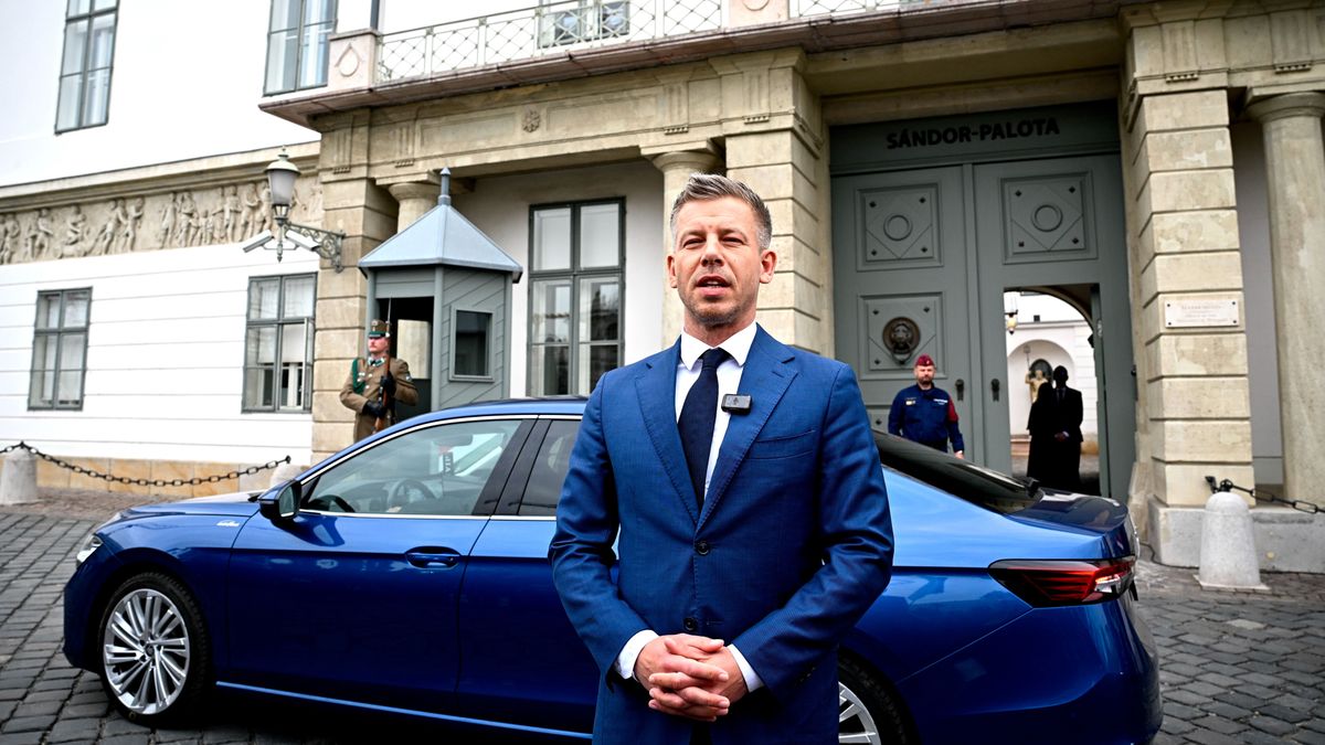 Volvót tart otthon, Skodával kampányolt: milyen autóba ül be kormányfőként Magyar Péter?