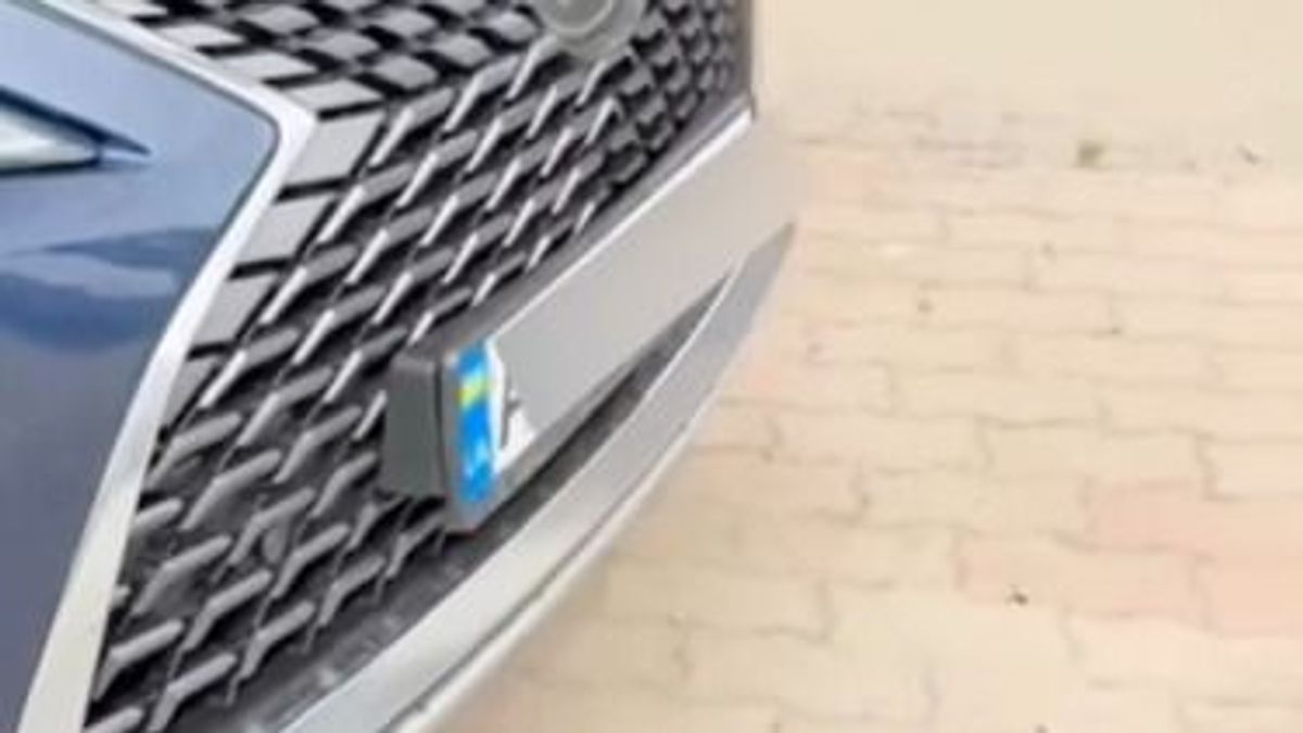 Durva: ukrán rendszámú luxusautó állta el a fideszes képviselő-jelölt otthonának kapuját (VIDEÓ)