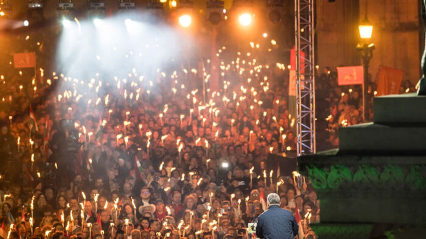 Óriási tömeg és ünnepi hangulat – így zárta le a Fidesz a 2026-os kampányt (GALÉRIA)