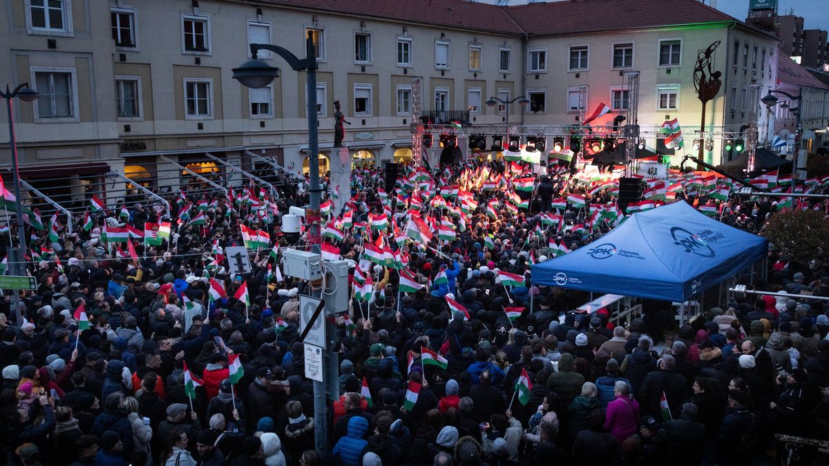 Elsöprő lendületben Orbán Viktor – Szombathelyen is hatalmas tömeget vonzott a kormányfő (GALÉRIA)