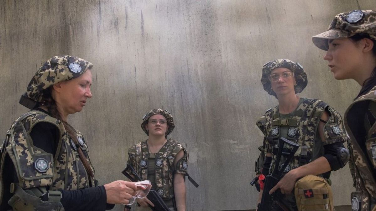 Az ukrán tábornok nagyon messzire ment: besorozná a nőket, hogy „bosszút álljanak férjeikért és fiaikért”