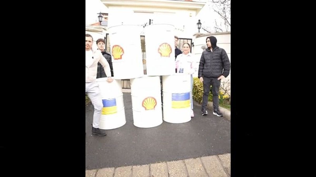 Fiatalok jelentek meg Kapitány István házánál – a tiszás gazdasági szakértő nem mert kijönni (VIDEÓ)