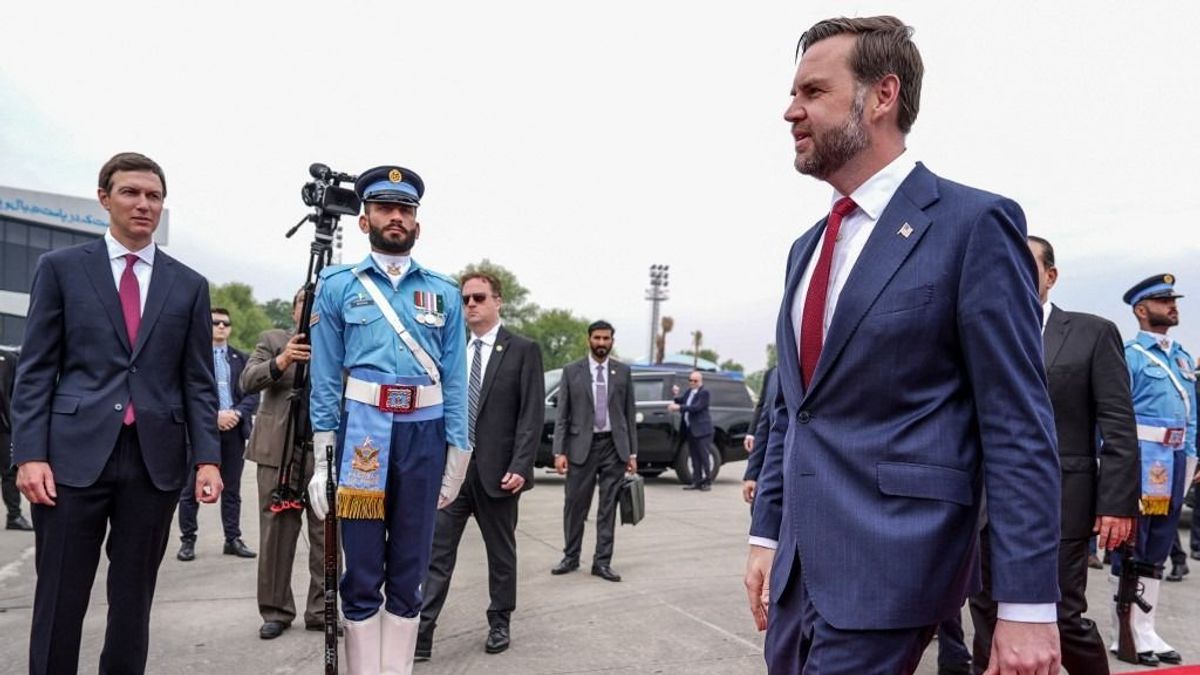 Rengetegen várták ezt a pillanatot: Vance megérkezett Pakisztánba, sorsfordító tárgyalások következnek