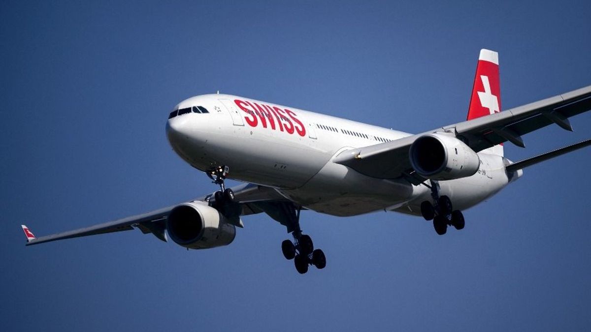 Lángra kapott a hajtómű felszállás közben: több mint 200 utast menekítettek ki