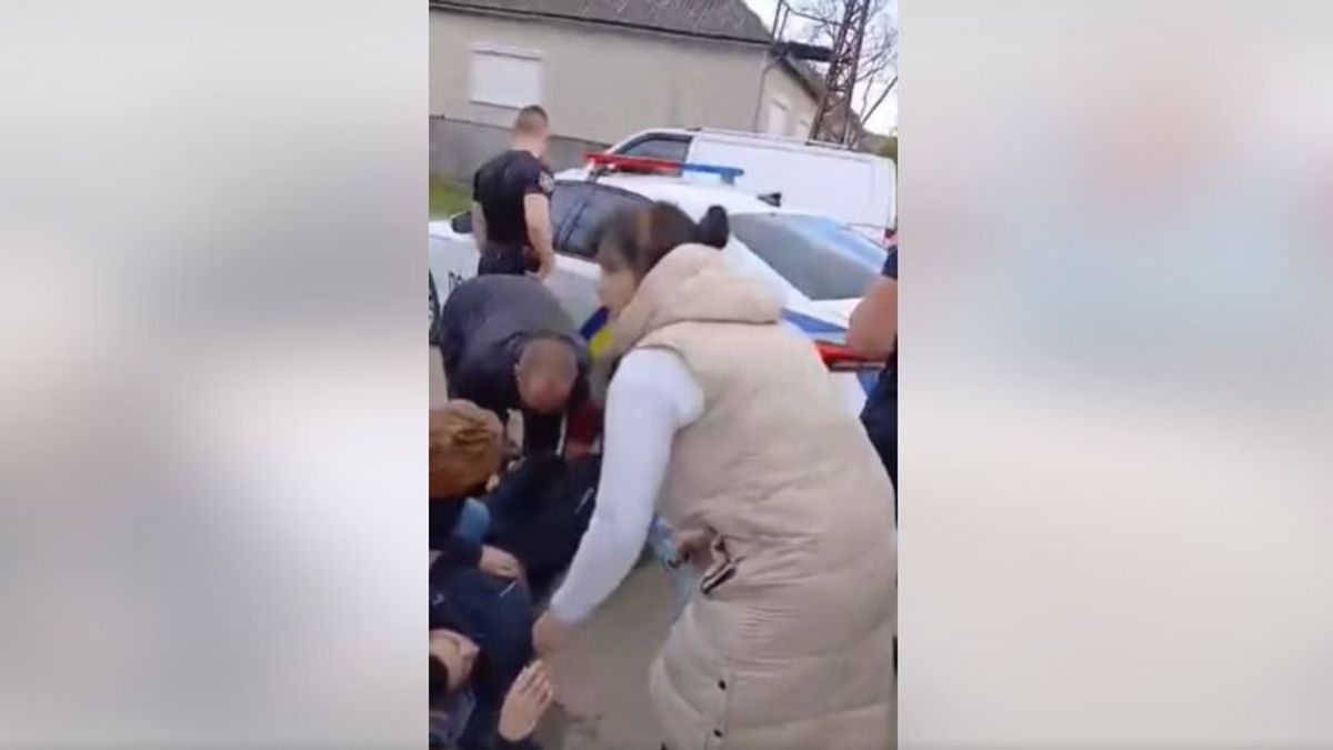 Döbbenetes felvétel Kárpátaljáról: egy betegség miatt felmentett férfi kényszersorozás közben lett rosszul