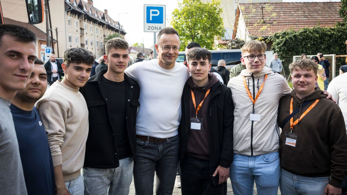 Gusztustalan, felháborító és veszélyes – ezekkel a szavakkal jellemezte Szijjártó Péter a péntek este eseményeit (VIDEÓ)