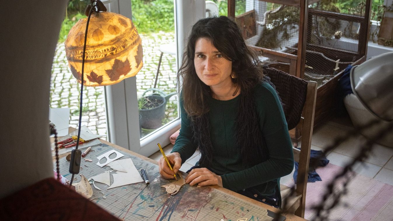 Távol, mégis oly közel