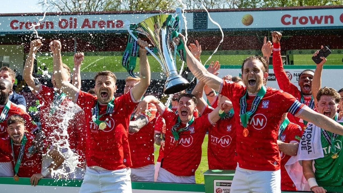 Ilyen a futball varázsa! Elképesztő dráma az angol ötödosztályban – mindkét csapat szurkolói a pályán ünnepeltek