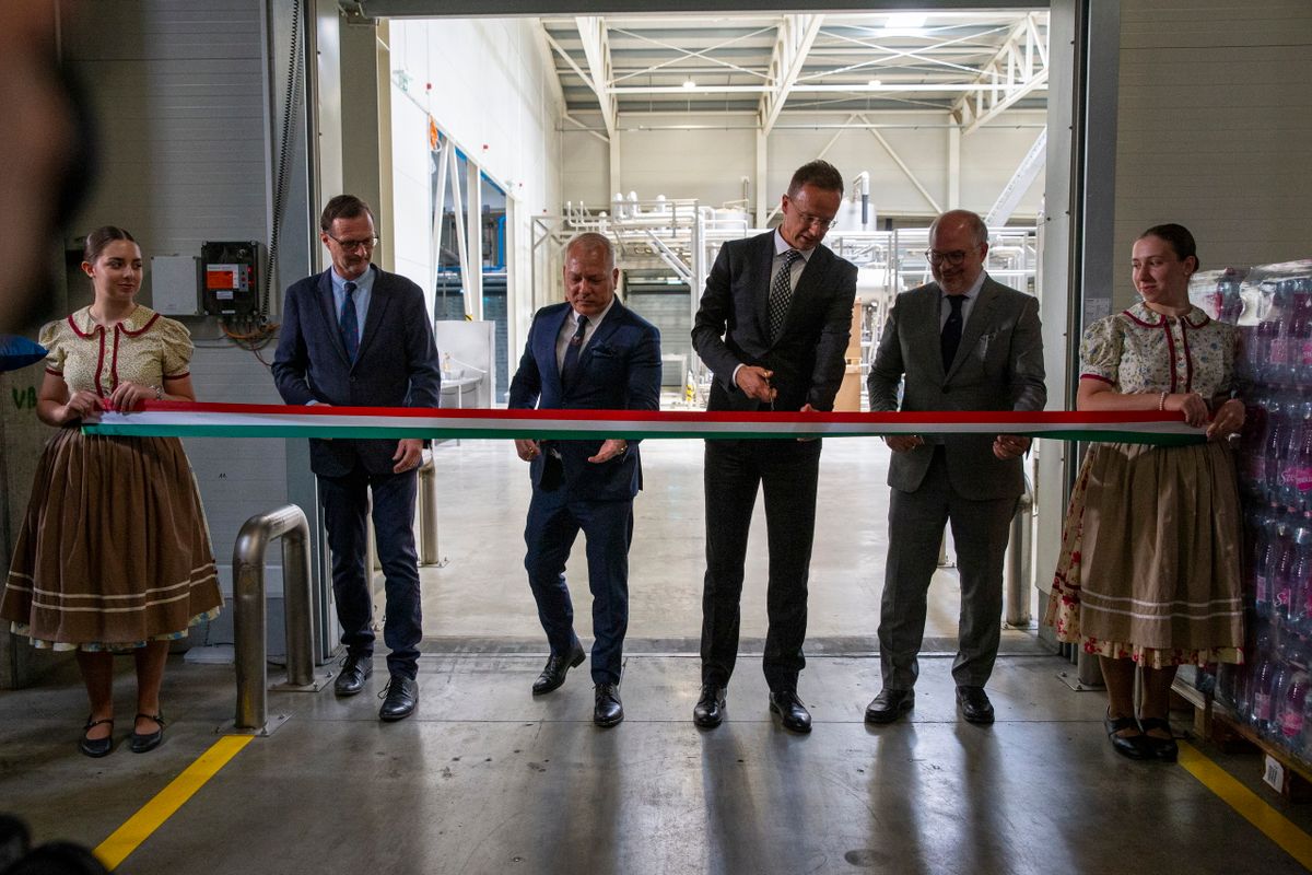 Szentkirály, 2025. június 3. Szeberényi Gyula Tamás, a térség fideszes országgyűlési képviselője, Balogh Levente, a Szentkirályi Magyarország társtulajdonosa és elnöke, Szijjártó Péter külgazdasági és külügyminiszter és Alessandro Pasquale, a Mattoni 1873 cégcsoport vezérigazgatója (b-j) a Szentkirályi Magyarország Kft. gyáravató ünnepségén Szentkirályon 2025. június 3-án. A beruházás nyomán hazatér a Pepsi gyártása, a hazai boltok piacain megtalálható Pepsi termékeket import helyett helyben fogják gyártani. MTI/Bús Csaba