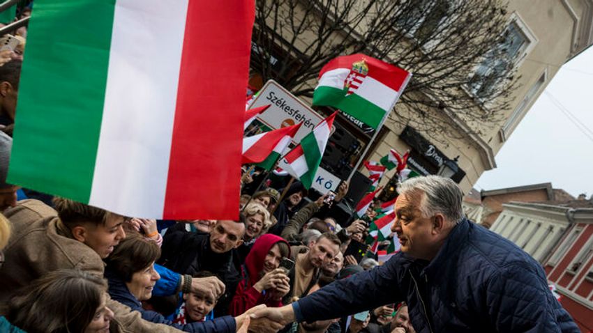 Székesfehérvár eddig mindig szerencsét hozott: hatalmas tömeg gyűlt össze Orbán Viktor országjárásának utolsó vidéki helyszínén is