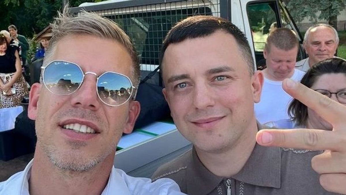 A Tisza Párt elnöke Ceber Rolanddal, ukrán kém barátjával pózol