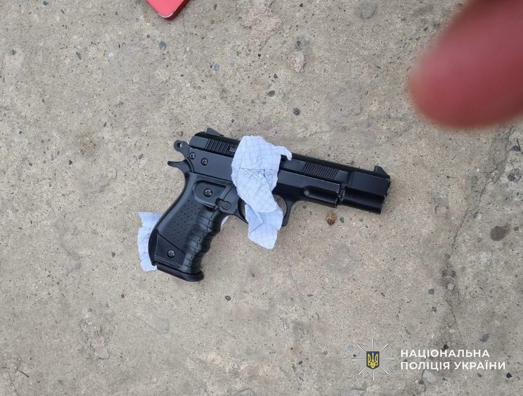 Lövések dördültek egy kárpátaljai iskolában, egy tanuló rálőtt társára, majd elmenekült.