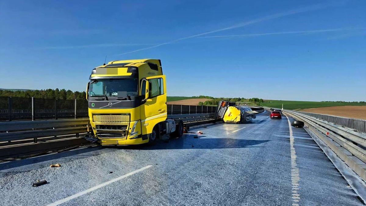 Nem mindennapi baleset: több ezer liter tejben úszott az egyik magyar autópálya