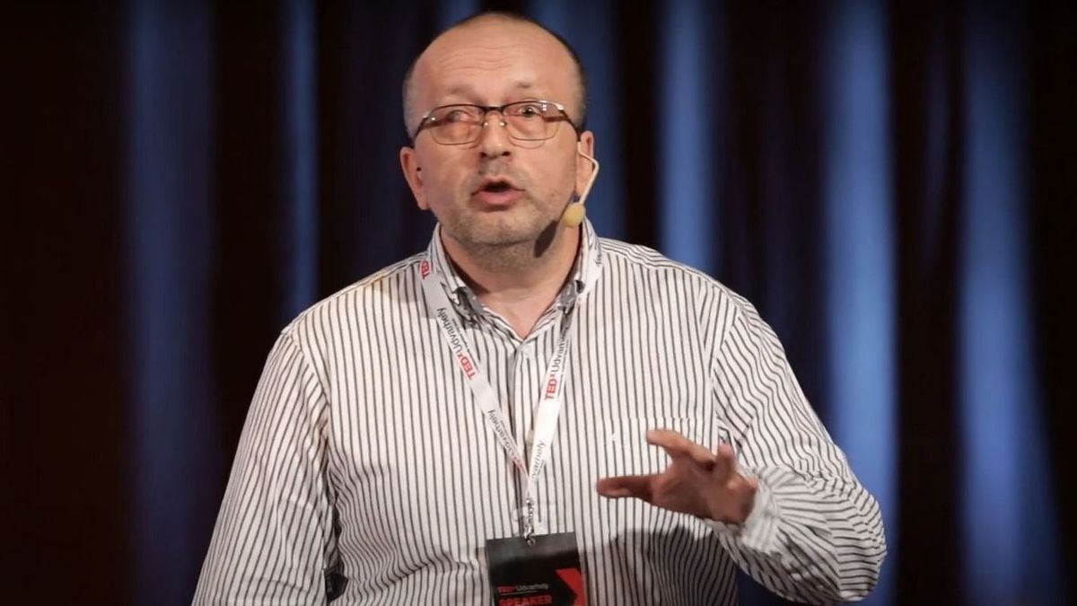 Szavazási levélcsomagokat mutogatott a Magyar Hang lapigazgatója, lépett a Nemzeti Választási Bizottság