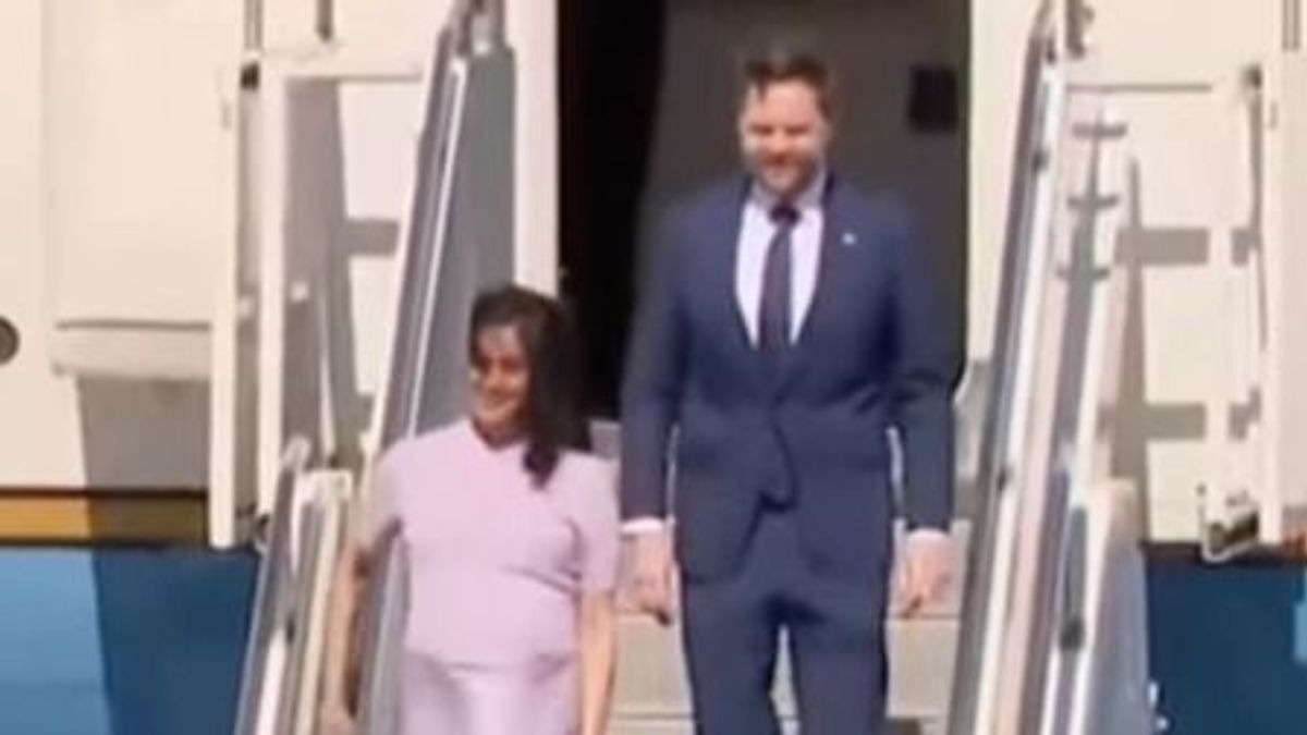 Vörös szőnyeg, díszőrség, fokozott készültség – így fogadták a repülő téren JD Vance-t (VIDEÓ)