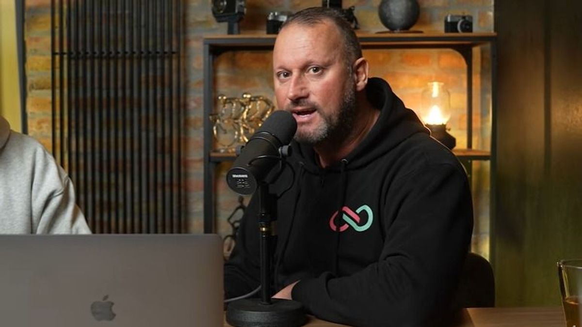 VV Alekosz teljesen ledobta az ékszíjat: szerinte a Fidesz letiltja a Facebookot a választások után (VIDEÓ)