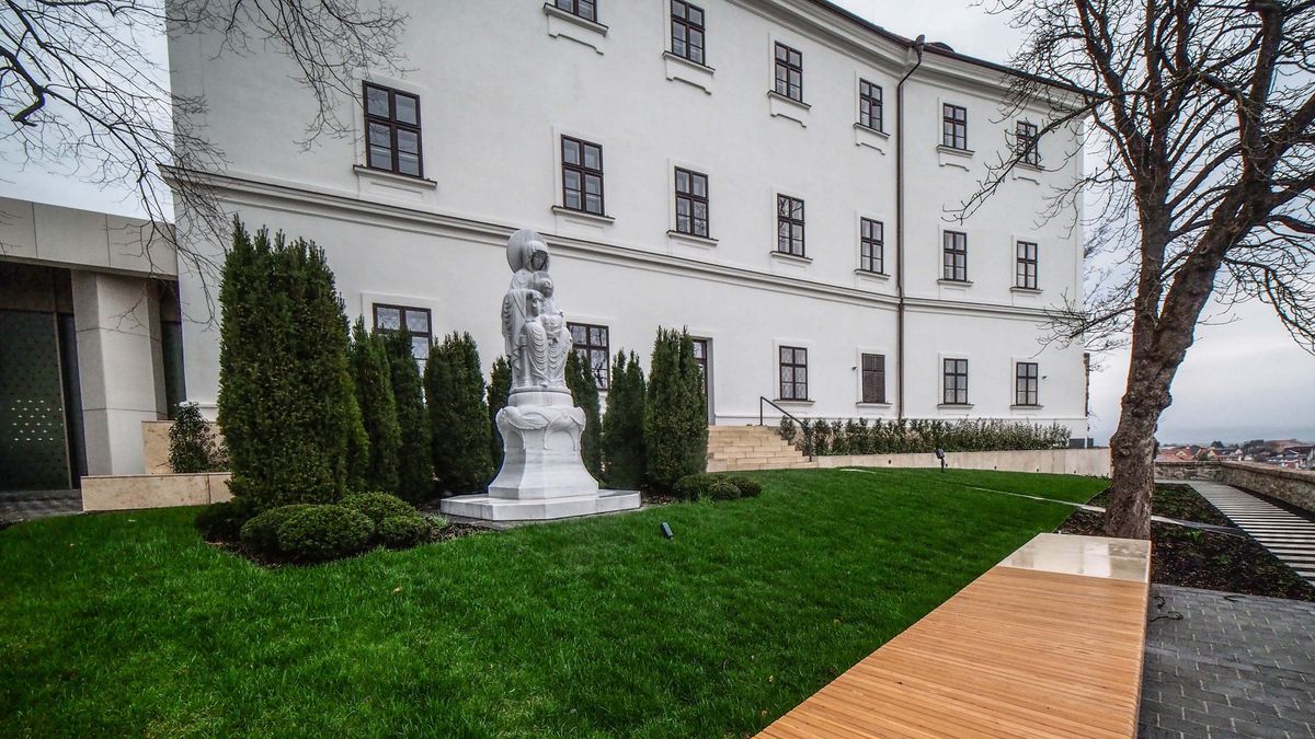 Keresztény szimbólumok, bibliai növények és a vörös tölgy legendája – húsvétkor megnyílnak a veszprémi várnegyed titkos kertjei