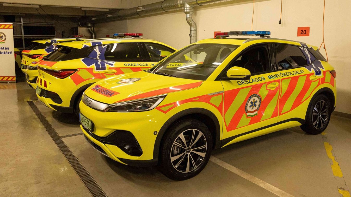 Új elektromos mentőautókat állított szolgálatba az OMSZ