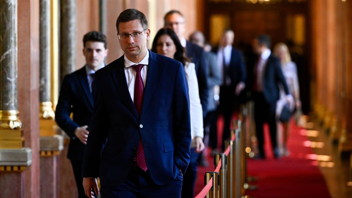 Döntött a kormány: Orbán Viktor aláírta a védett üzemanyagár meghosszabbítását