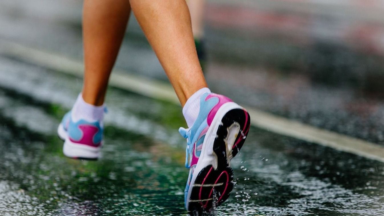 Futás esőben – mire figyeljünk futócipők esetében?