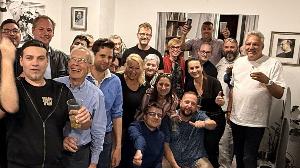 Liberális házibuliban ünnepelte Magyar Péter győzelmét Erdő Péter sajtószóvivője