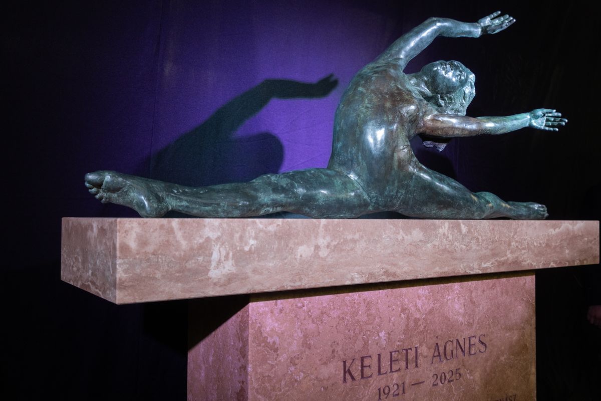 Lelkes Márk Cserny-díjas szobrászművész szobra Keleti Ágnesről, a Nemzet Sportolója címmel kitüntetett ötszörös olimpiai bajnok tornászról az avatás napján a budapesti Hild téren 2026. március 30-án