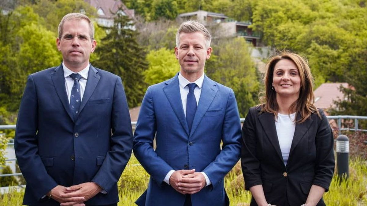 Gyurcsánytól Márki-Zayon át a Tisza-kormányig – vérbeli baloldali „elemzőt” tett Gulyás Gergely helyére Magyar Péter