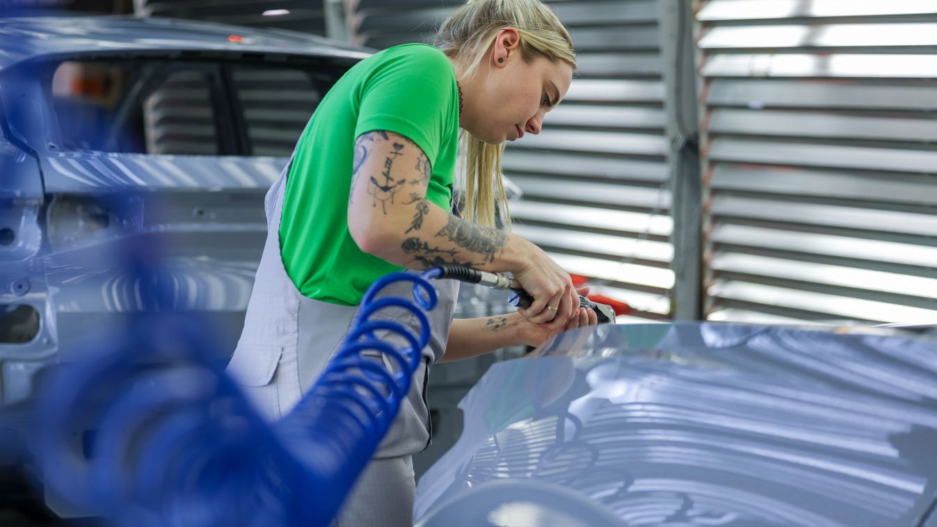 Karosszériát políroz egy dolgozó a Volkswagen AG német járműipari konszern gyárában, az alsó-szászországi Emden kikötővárosban 2026. február 24-én. Az 1964-ben átadott gyár fennállásának hat évtizede alatt közel 13 millió járművet készített, és jelenleg 7