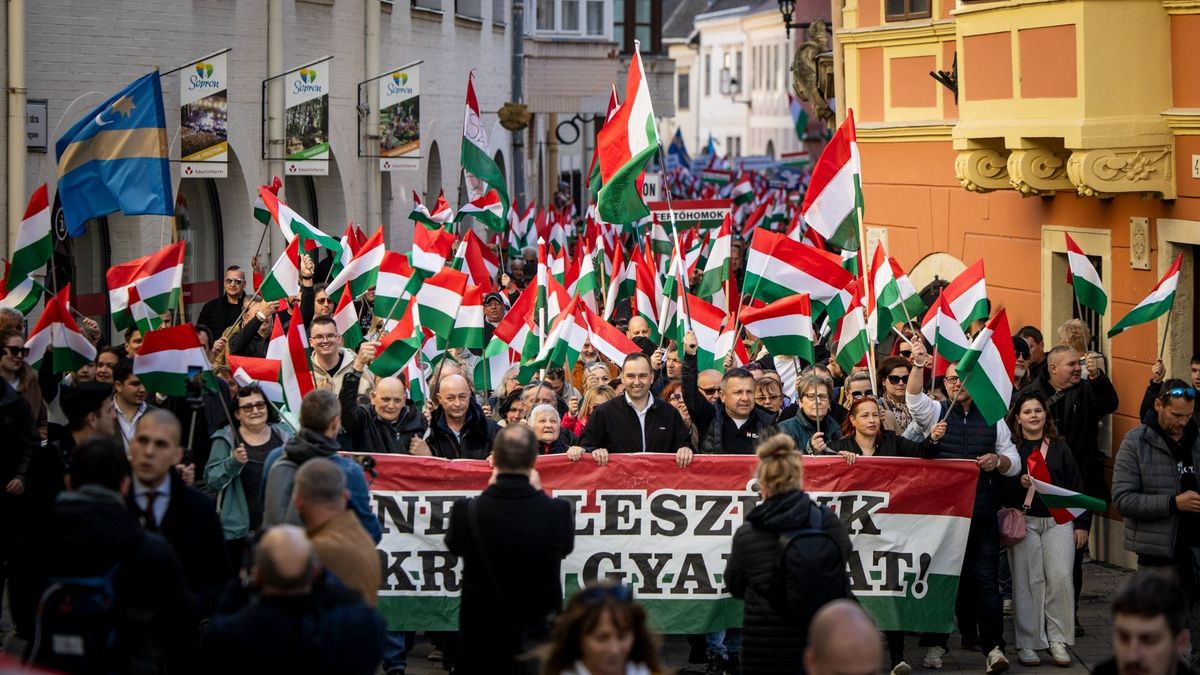 Hatalmas tömeg fogadta Orbán Viktort – Sopronban folytatódik a miniszterelnök országjárása (ÉLŐ)