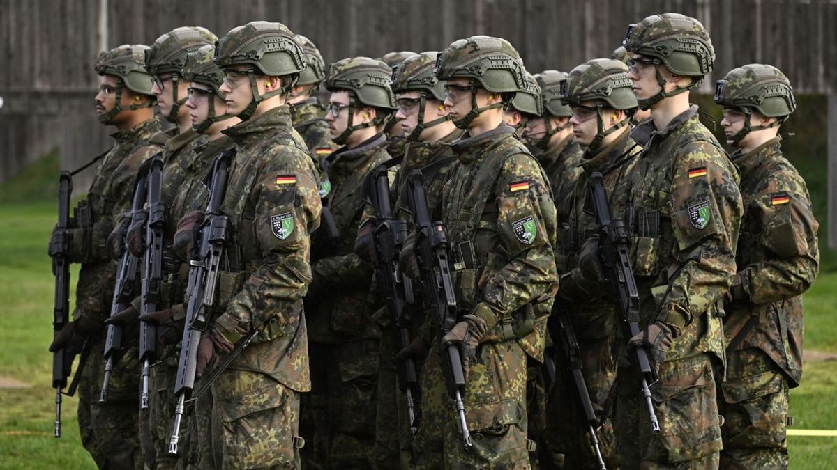 Beismerték: a Tisza német testvérpártja engedélyhez köti a férfiak külföldi utazásait, hogy háború esetén könnyebben „beránthassák” őket a seregbe