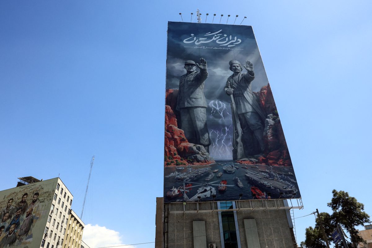 A Hormuzi-szoros lezárását hirdeti a teheráni rezsim egy plakáton. Fotó: AFP 